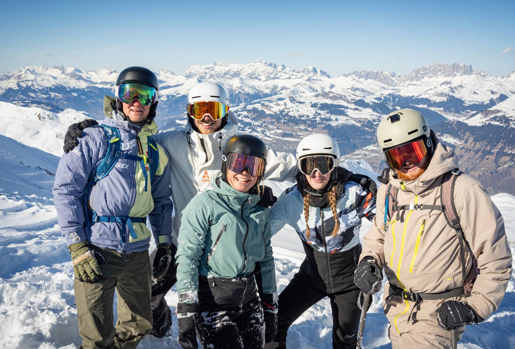 Gruppe 2 Skifahrer im Schnee
