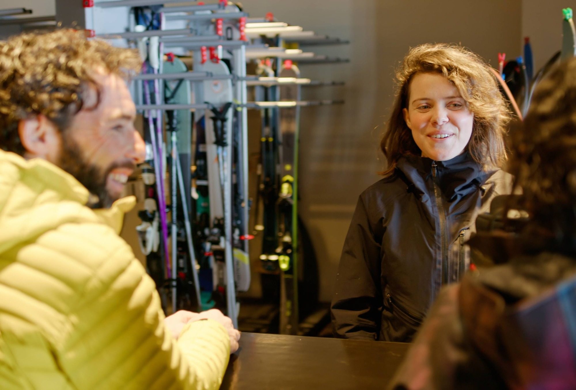 Personen in einem Skiverleih