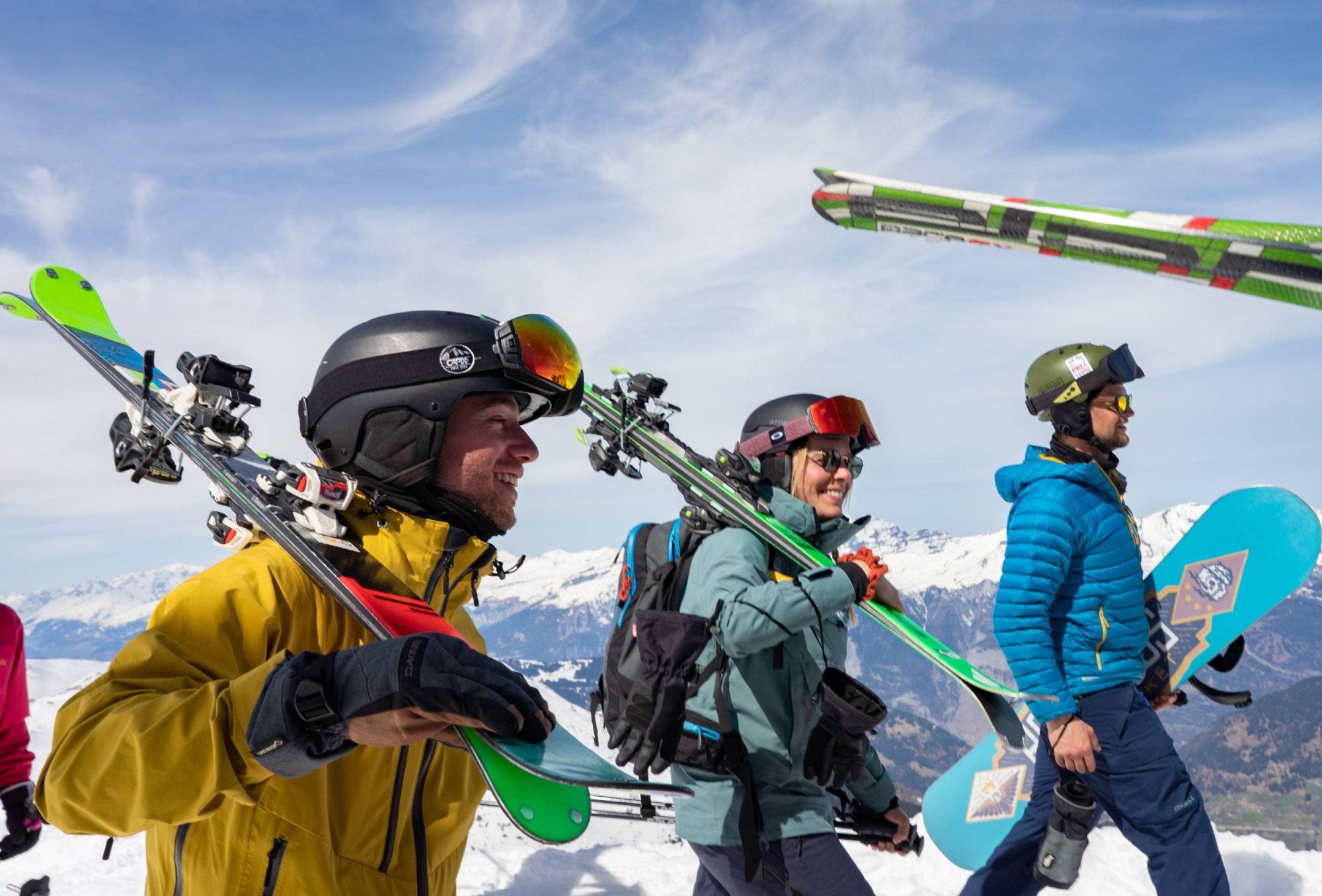 Skifahrer und Snowboarder auf der Piste