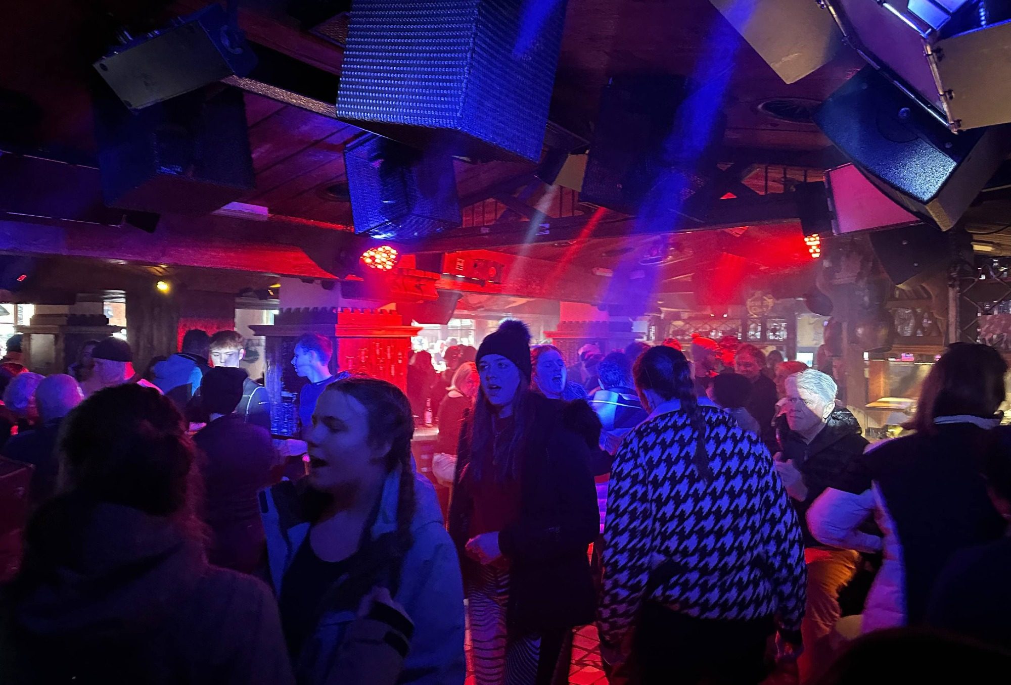 Menschen beim Apres Ski