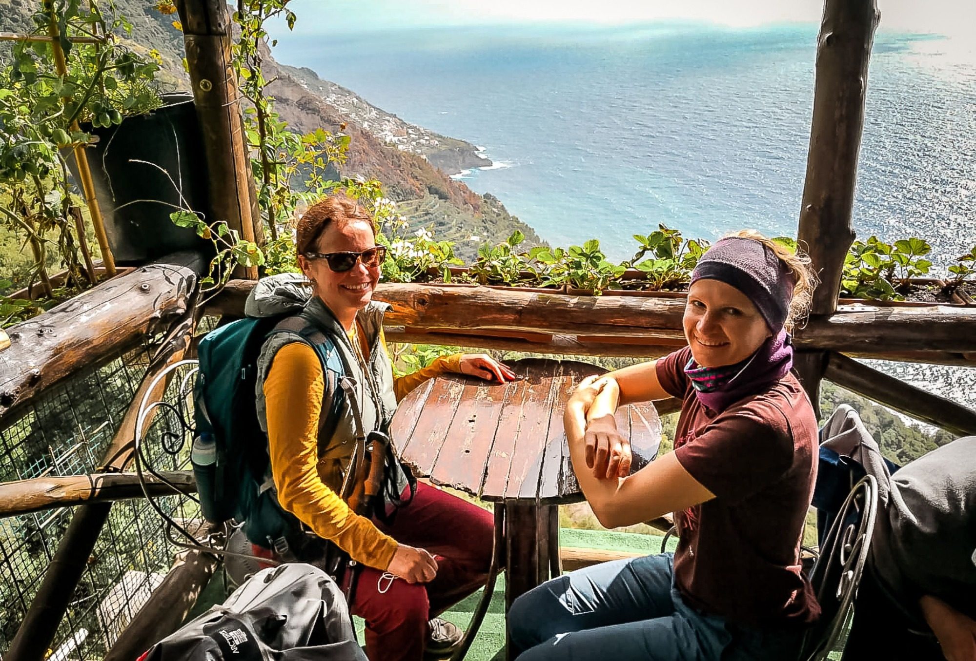 2 Frauen an der Küste Italiens