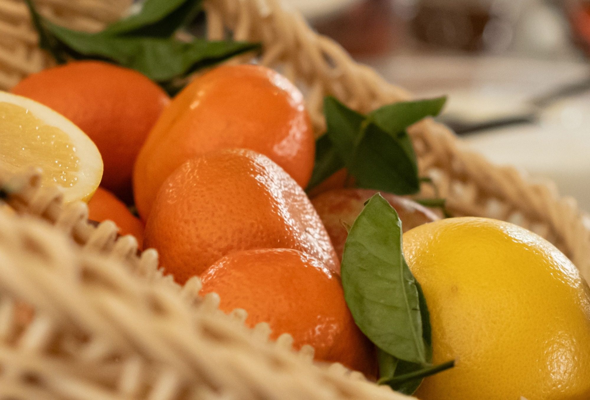 Mandarinen und Zitronen in einem Korb