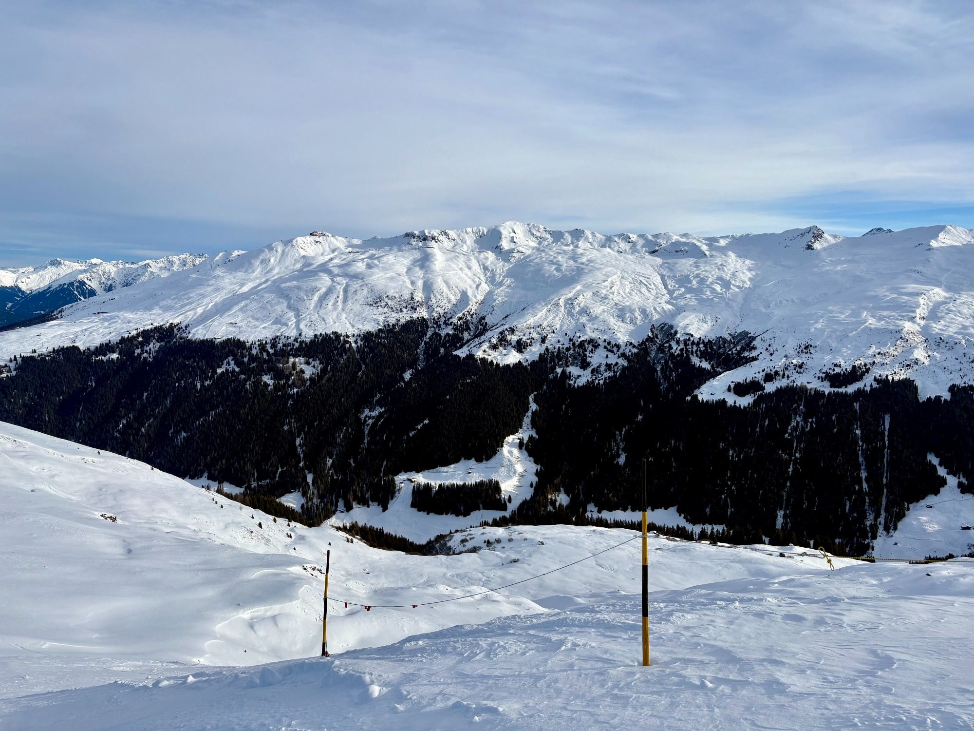 Ausblick auf Berge mit Schnee