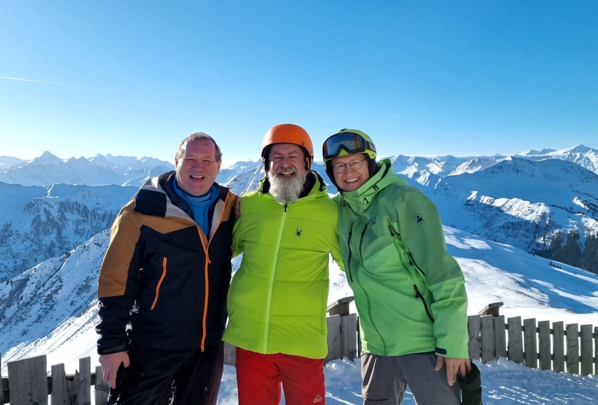 Gruppenbild vorm Bergpanorama