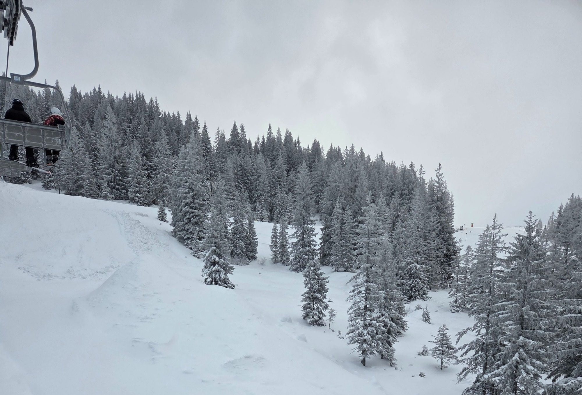 Kleiner Schneemann auf einer Fensterbank