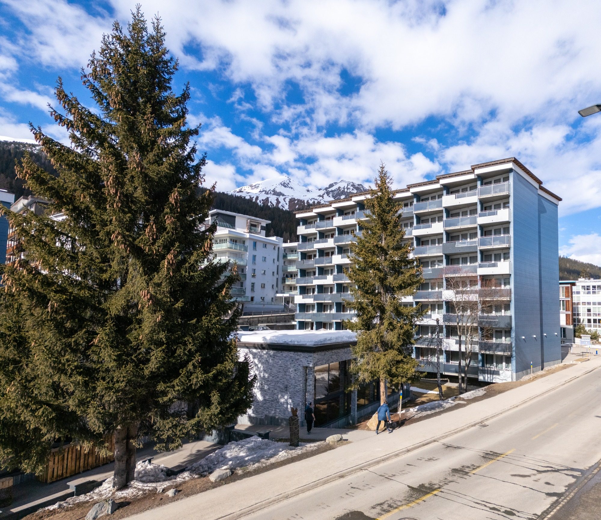 Eine Frau beim Langlaufen