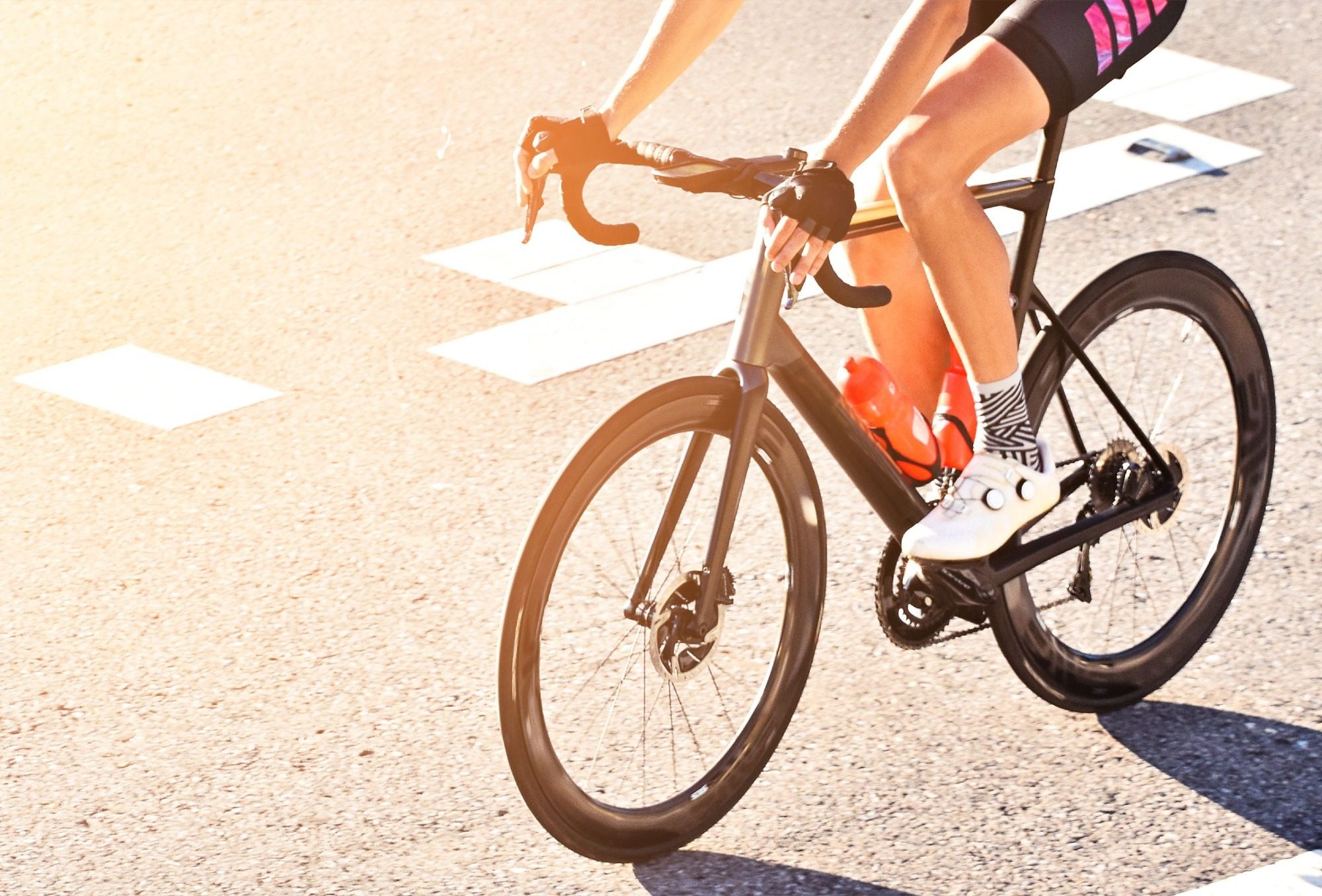 E-Bike vor einer Bergkette in Arosa