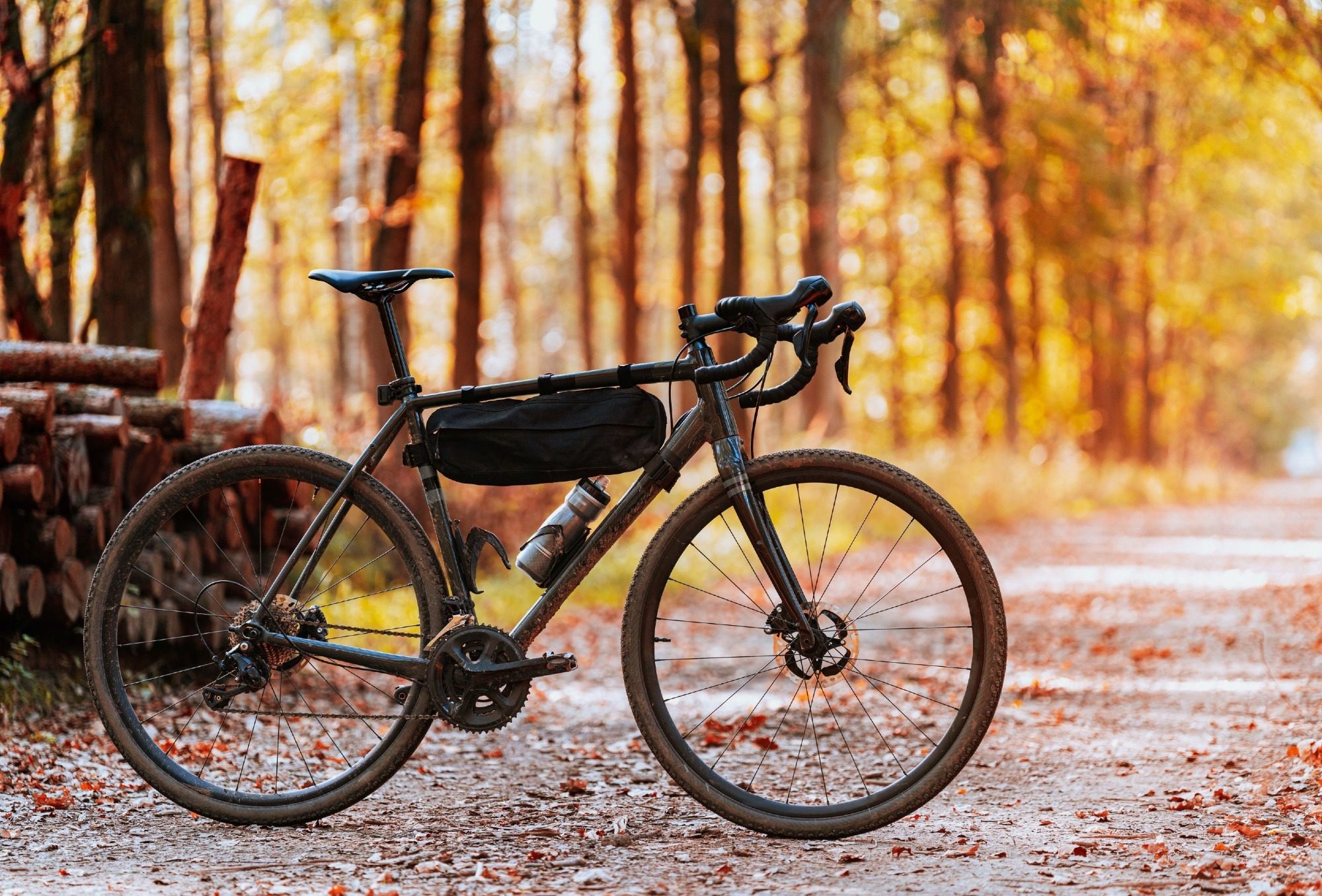 E-Bike vor einer Bergkette in Arosa