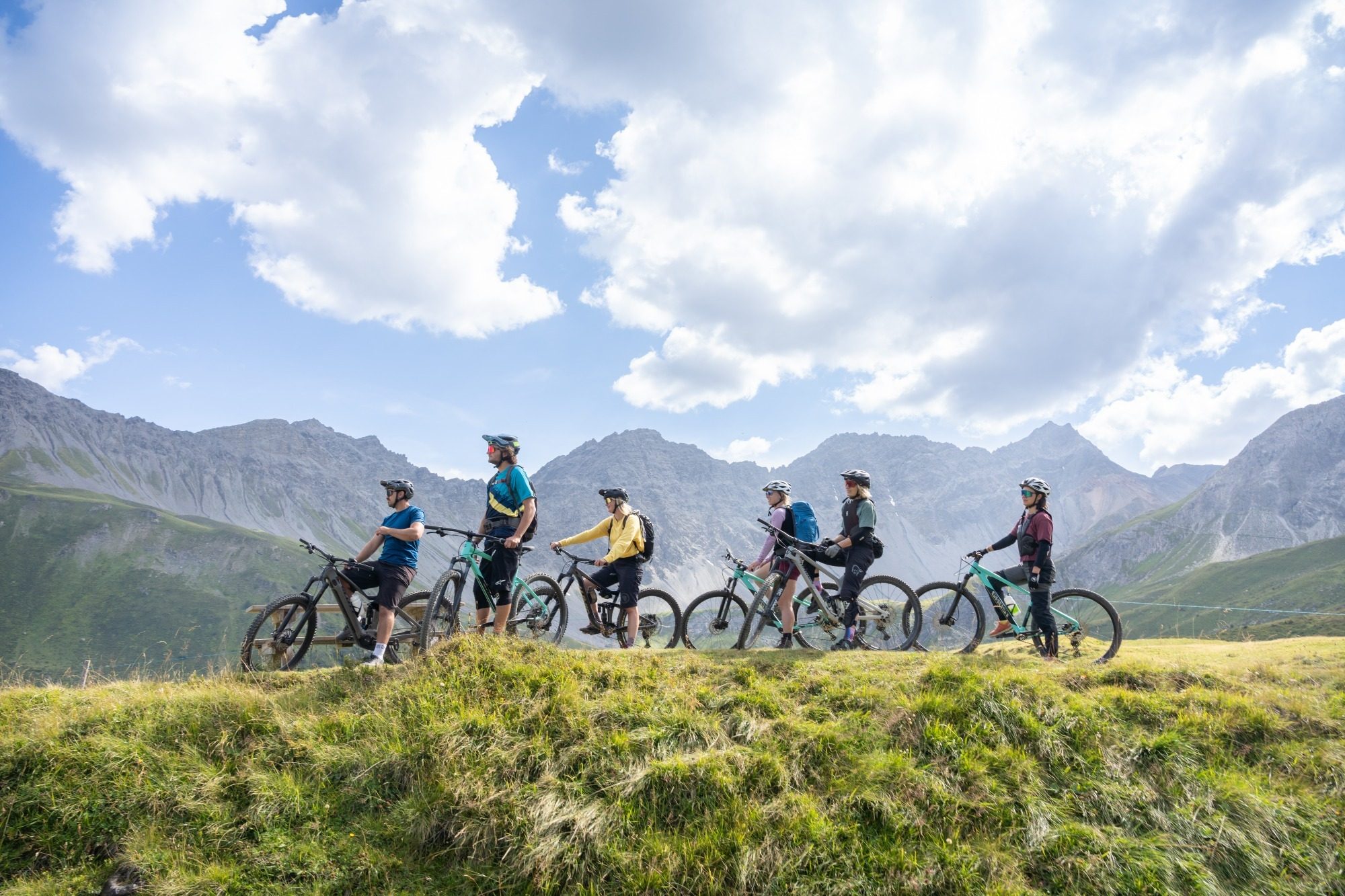 E-Bike vor einer Bergkette in Arosa