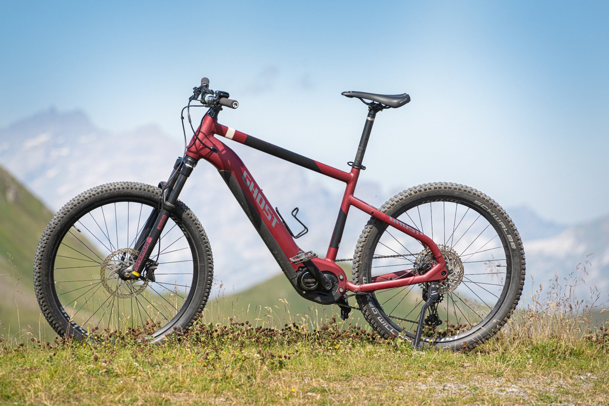 E-Bike vor einer Bergkette in Arosa