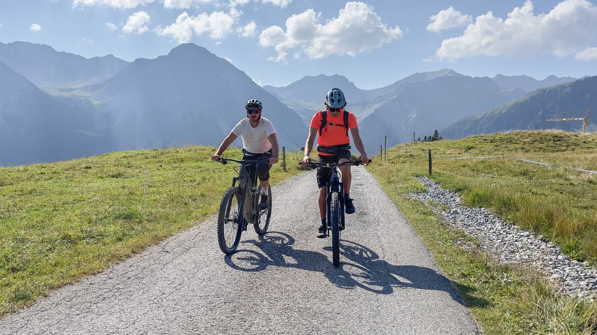E-Bike vor einer Bergkette in Arosa