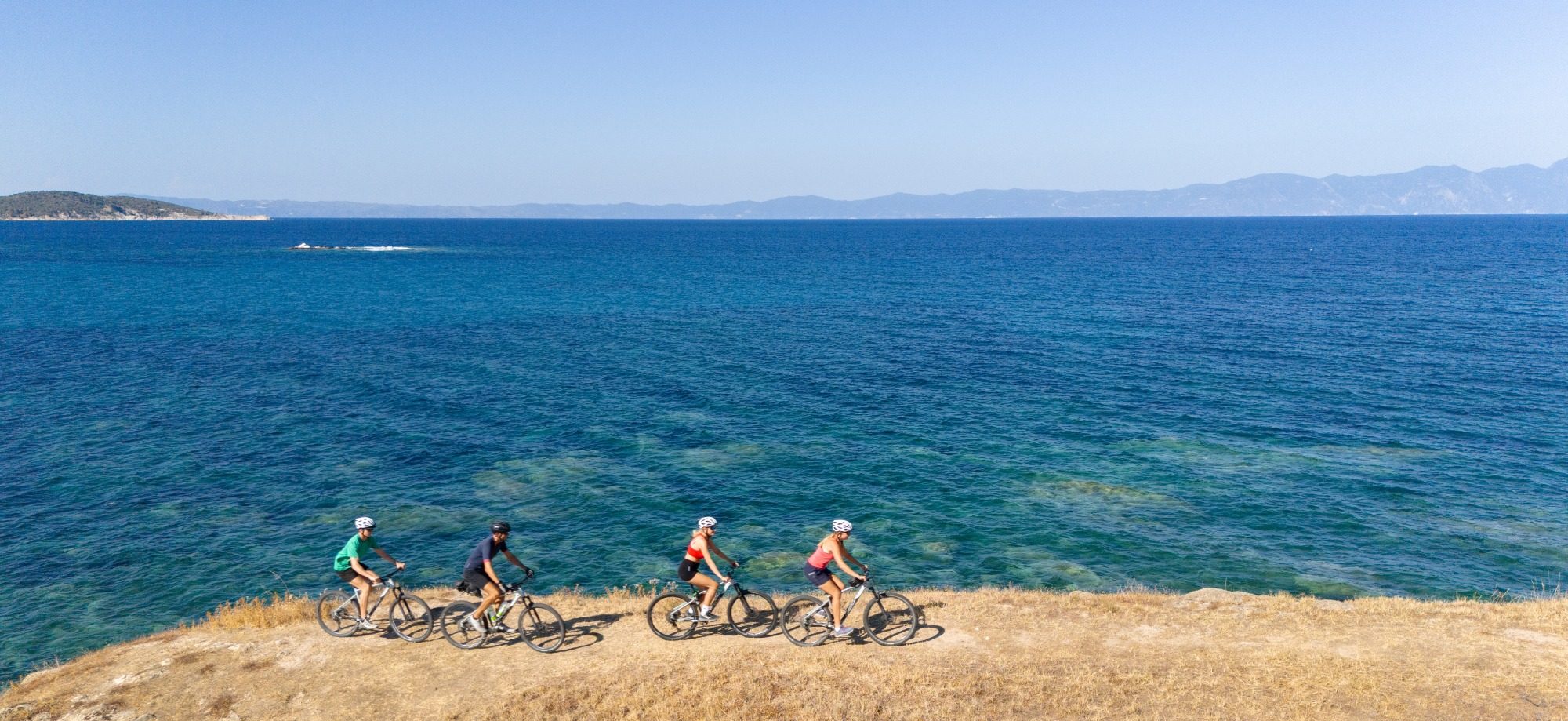 Biker an der Küste Sarti Beach