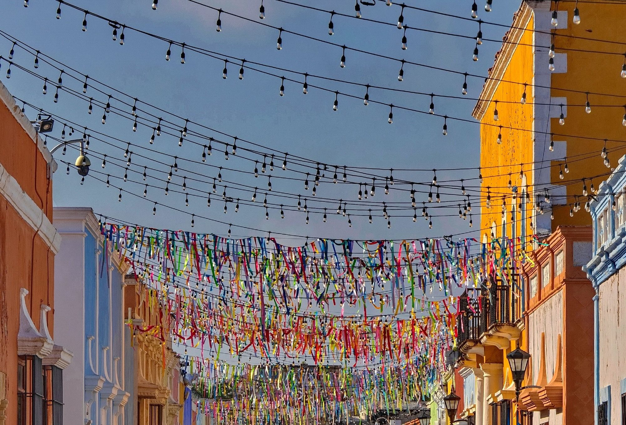 Festlich geschmückte Straße in Mexiko