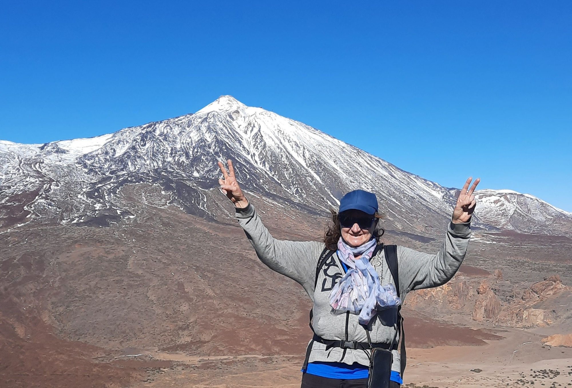 Reisende vor schneebedecktem Berg