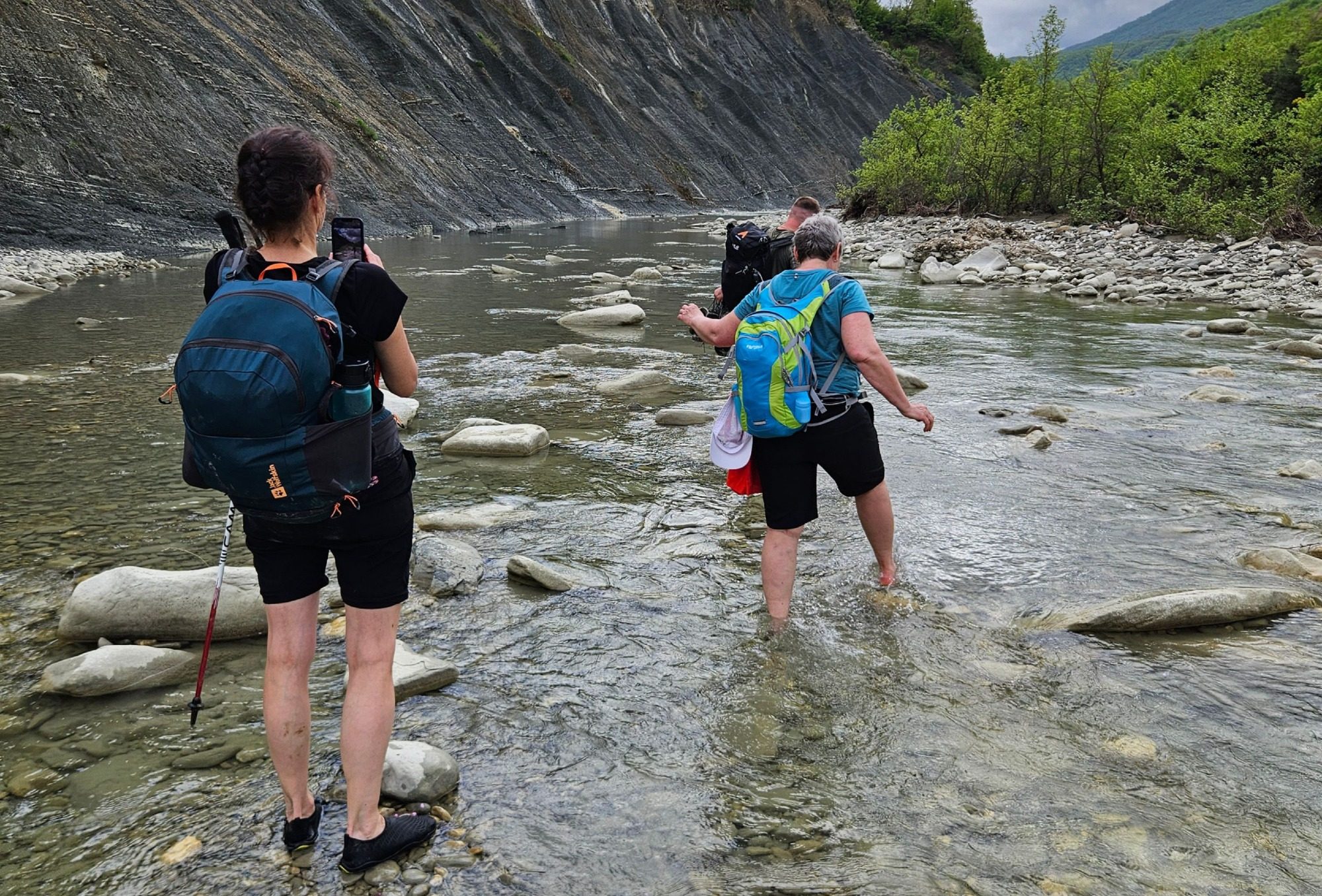 Wanderung durch einen Fluss im Zagoria Tal