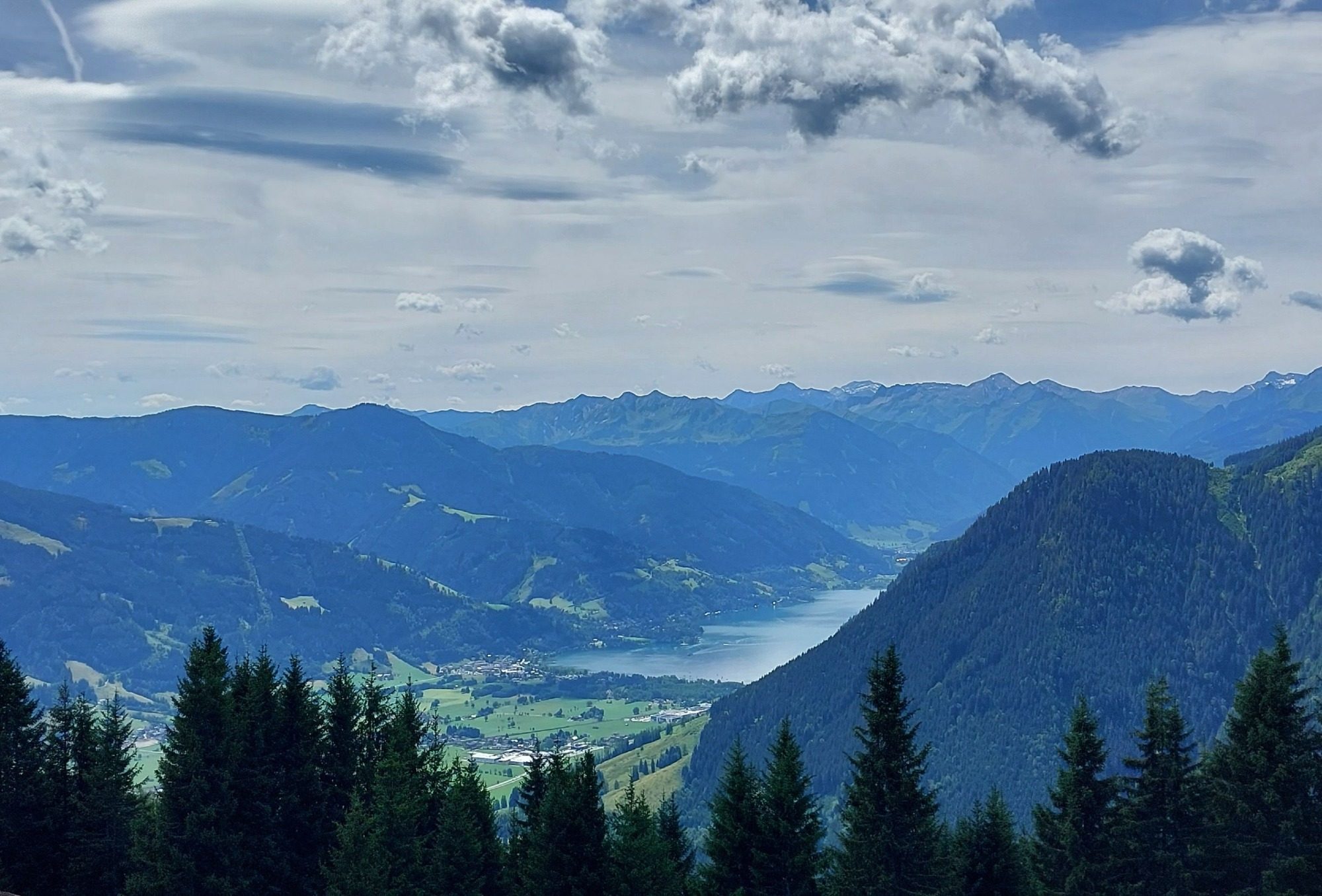 Haus vor Bergpanorama