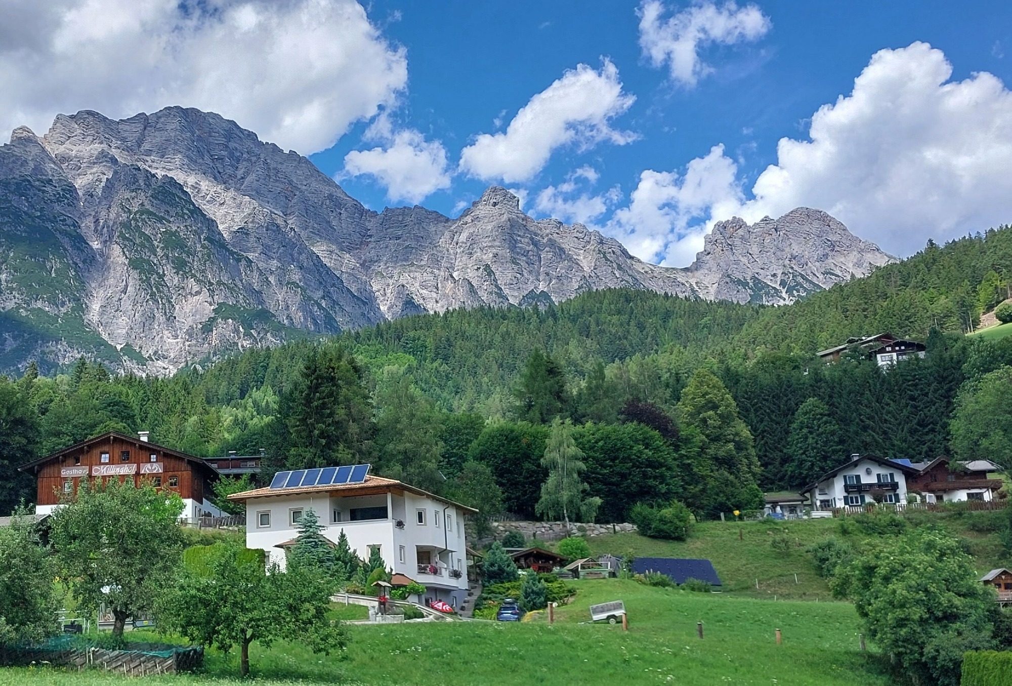 Haus vor Bergpanorama