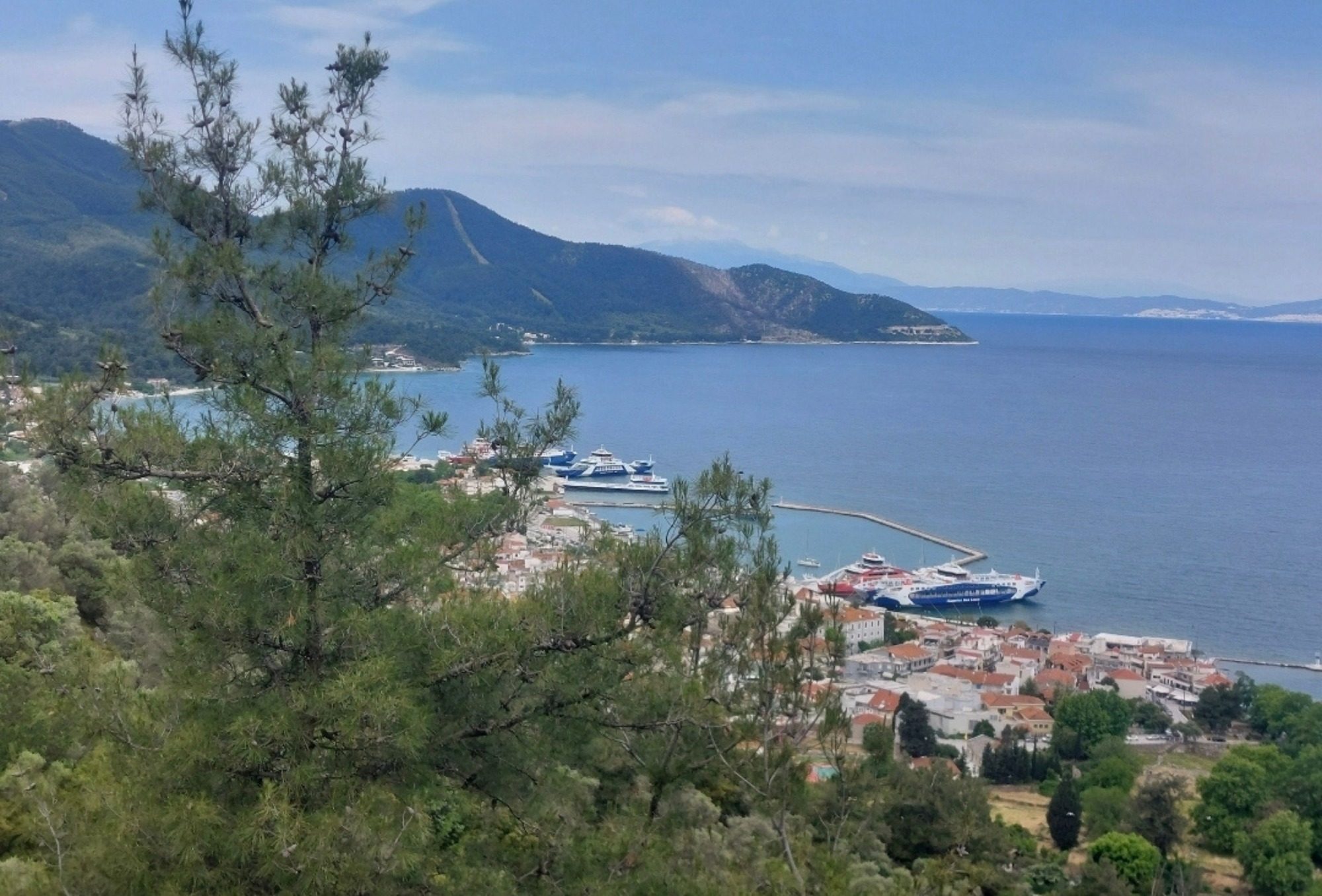 Aussicht auf das Meer und den Hafen