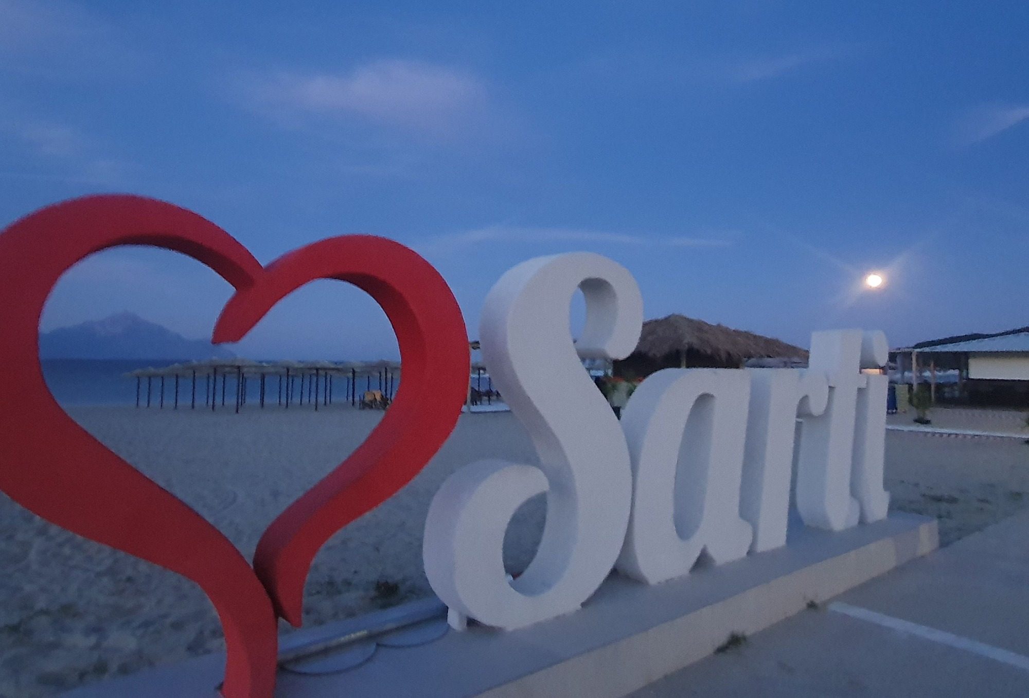 Sarti Schild am Meer