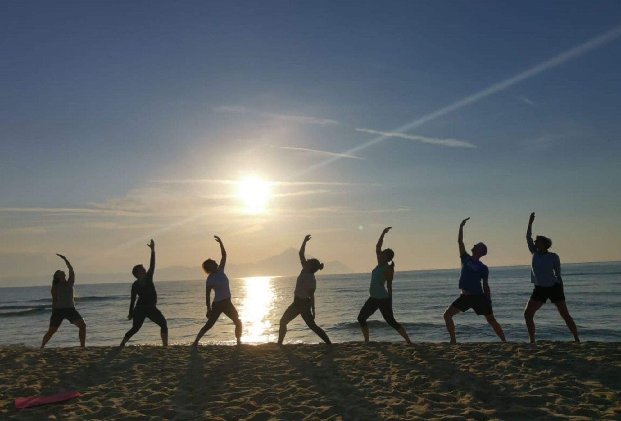 Yoga am Strand mit Blick auf den Athos
