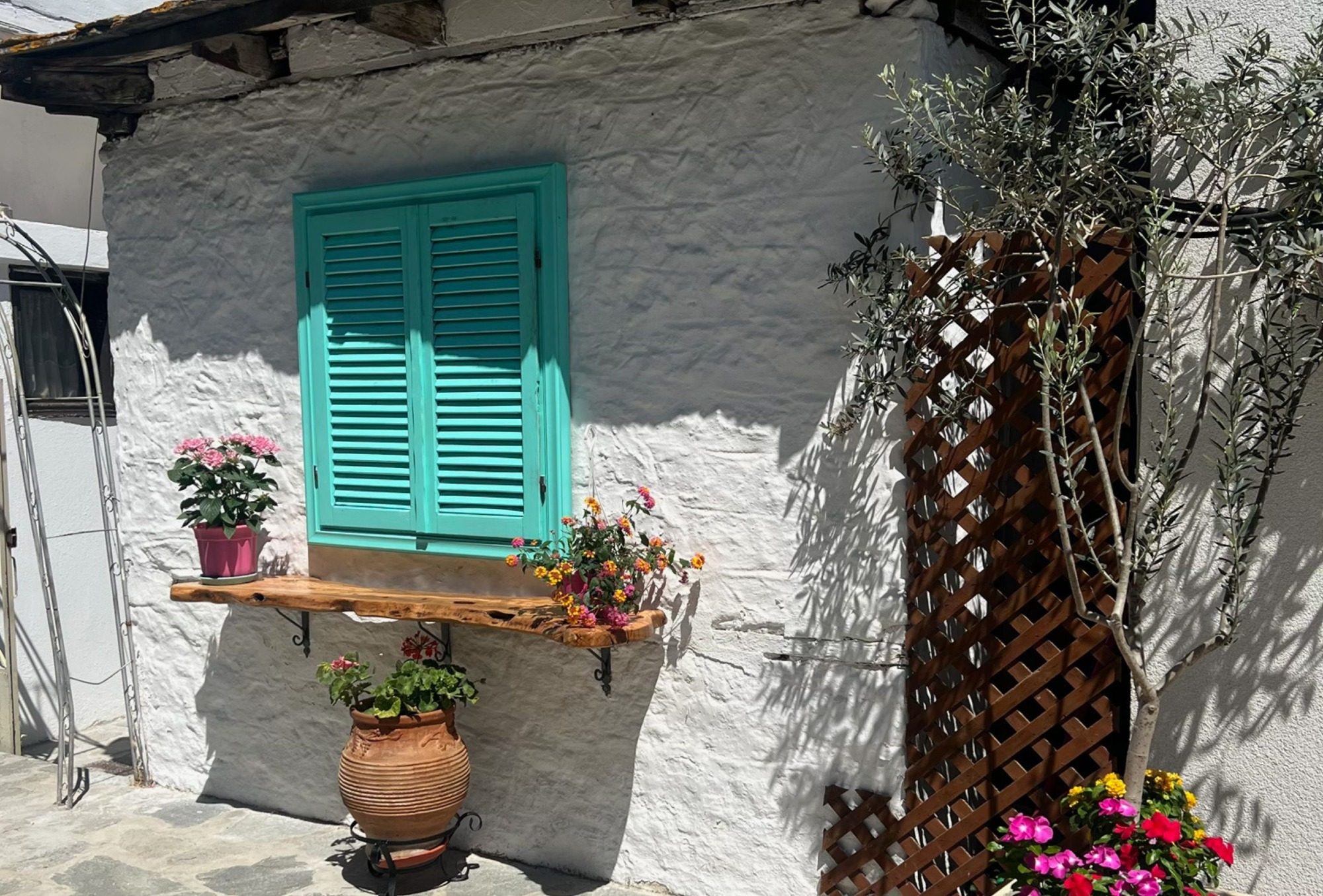 Haus auf Thassos mit Blumen