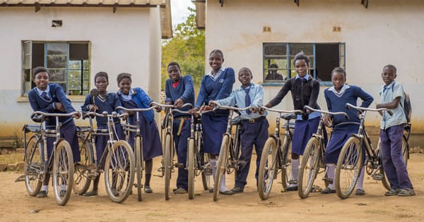 Schüler mit Rädern in Sambia