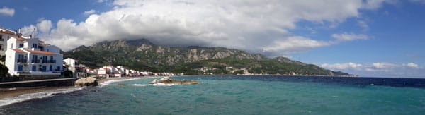 Blick von Kokkari zum Sportclub Helen Yolanda