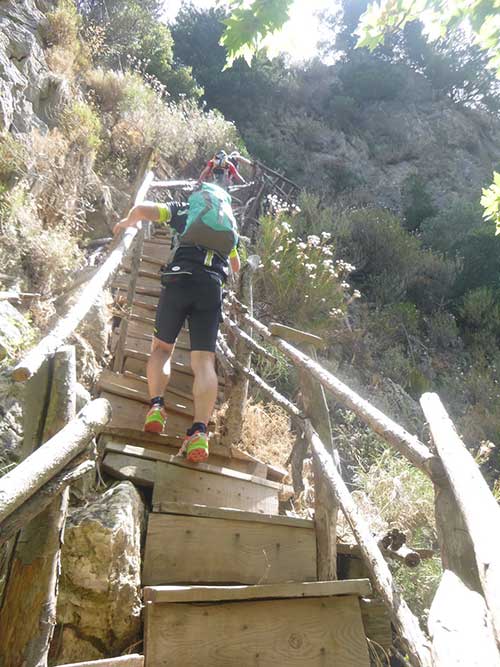 Biker auf Holztreppe