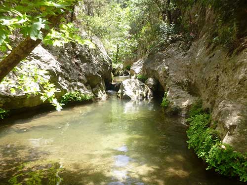 Weg zu den Potami Wasserfällen