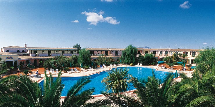 Trotz sommerlichem Wetter ist es zur Aufbauzeit noch recht einsam im Frosch Sportclub auf Sardinien.