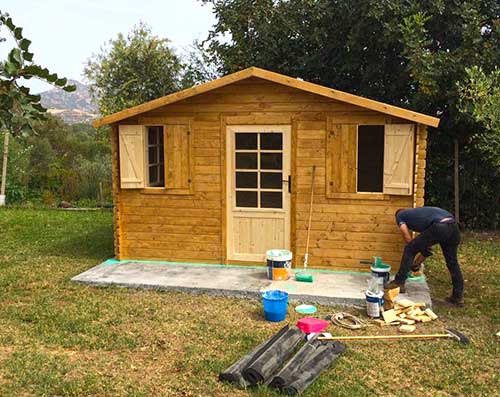 Auch die Hütte bekommt für den Sommer einen Feinschliff.