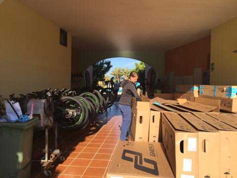 Beim Ausräumen der Bike-Kartons erlebt das Team eine riesige Überraschung.