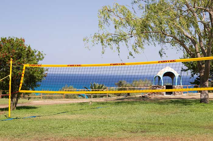 Bald kommen die ersten Gäste - Das Volleyballnetz steht schon mal.