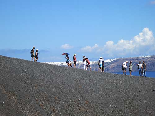 Wanderung auf den Lavainseln vor Santorin