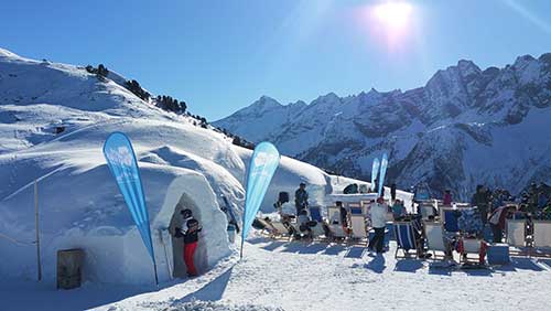 Iglu Hotel White Lounge mit Schneebar auf dem Ahorn