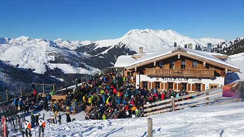 Sonnenterasse auf der Holzalm am Wochenende (Hochfügen)