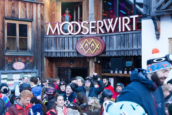 Beim Après-Ski arbeiten