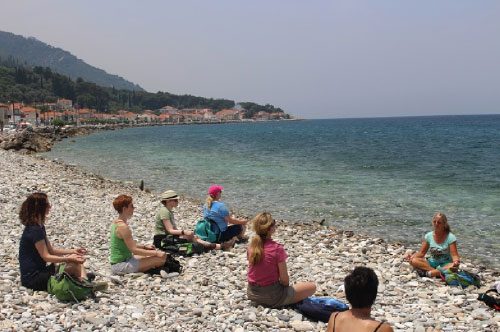 Meditation am Strand von Agios Konstantinos
