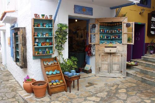 Typische Keramik im Künstlerdorf Manolátes