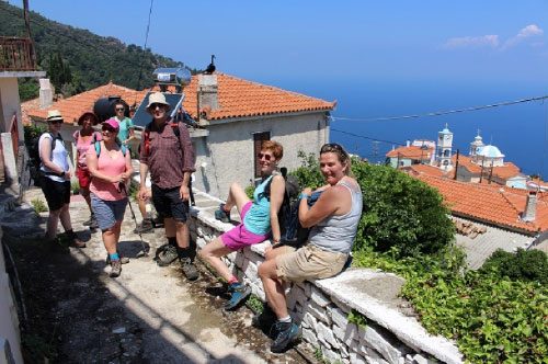 Wanderpause mit Blick auf Stavrinídes
