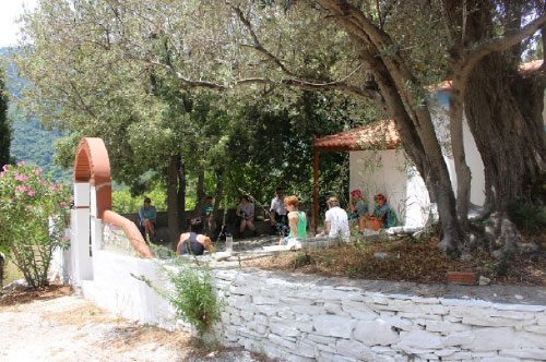 Wanderpause im Schatten einer Kapelle