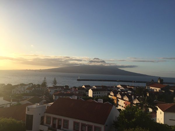 Morgendlicher Blick von unserem Hotelzimmer in Horta auf Pico