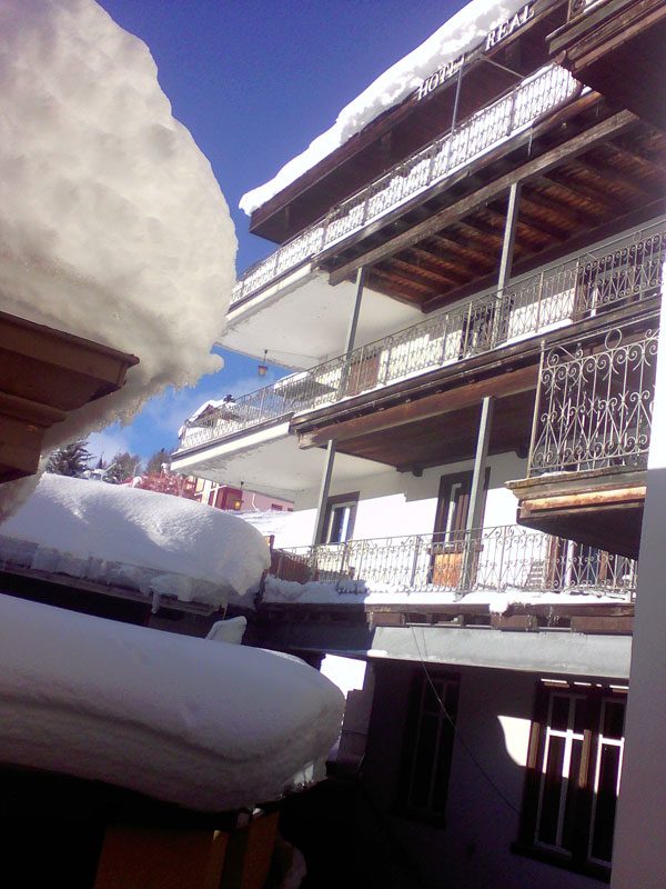 Blick aus unserem Fenster; hier kommt man von der schwarzen Abfahrt runter zum Haus