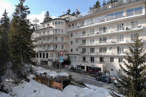 Noch heute thront das Haus mit seiner markanten Fassade über Crans-Montana.