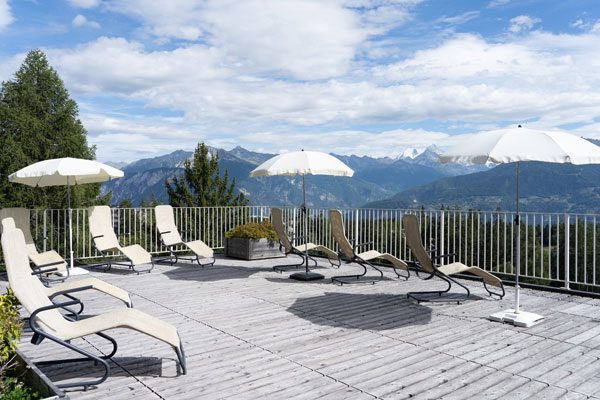 Von der Dachterrasse bietet sich ein einzigartiger Blick über das Rhonetal.