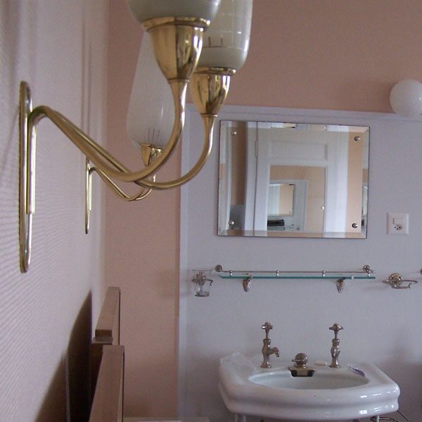 Elegant geschwungene Waschbecken und Wasserhähne scheinen wie aus der Zeit gefallen.