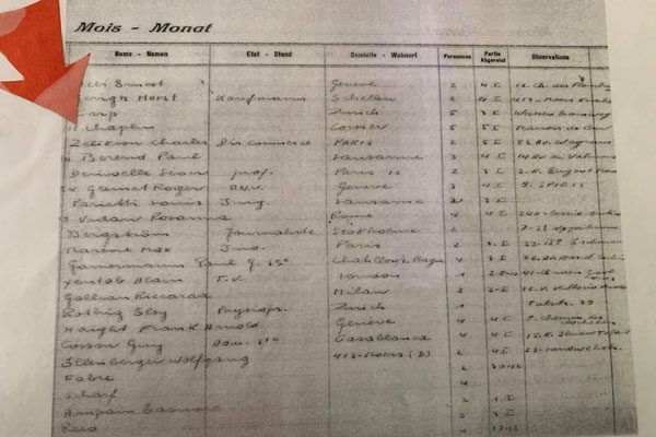 Das unscheinbare Highlight historischer Gegenstände: Eine Gästebuch-Seite aus Dezember 1969 bezeugt den Besuch Charlie Chaplins mit 5 Mitreisenden bis zum 5. Januar 1970.