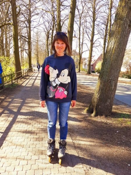 Sandra packt endlich wieder die Inliner aus