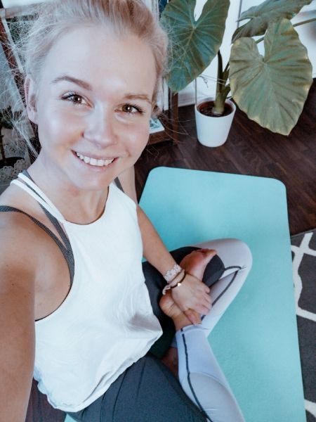 Tjorven rollt die Yogamatte aus