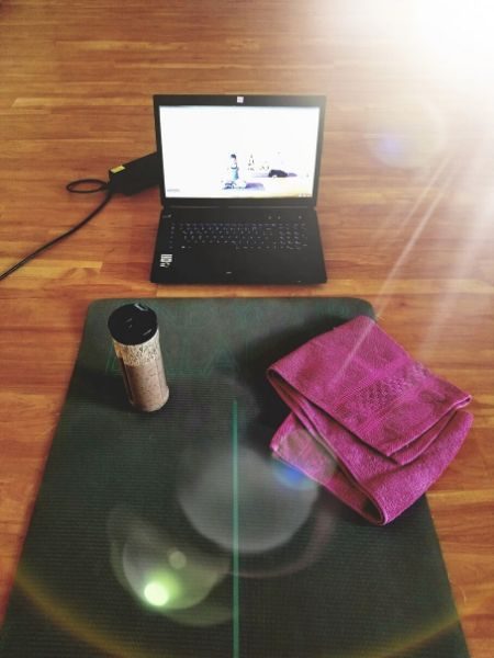 Iris macht ihre Wohnung zum Fitnessstudio